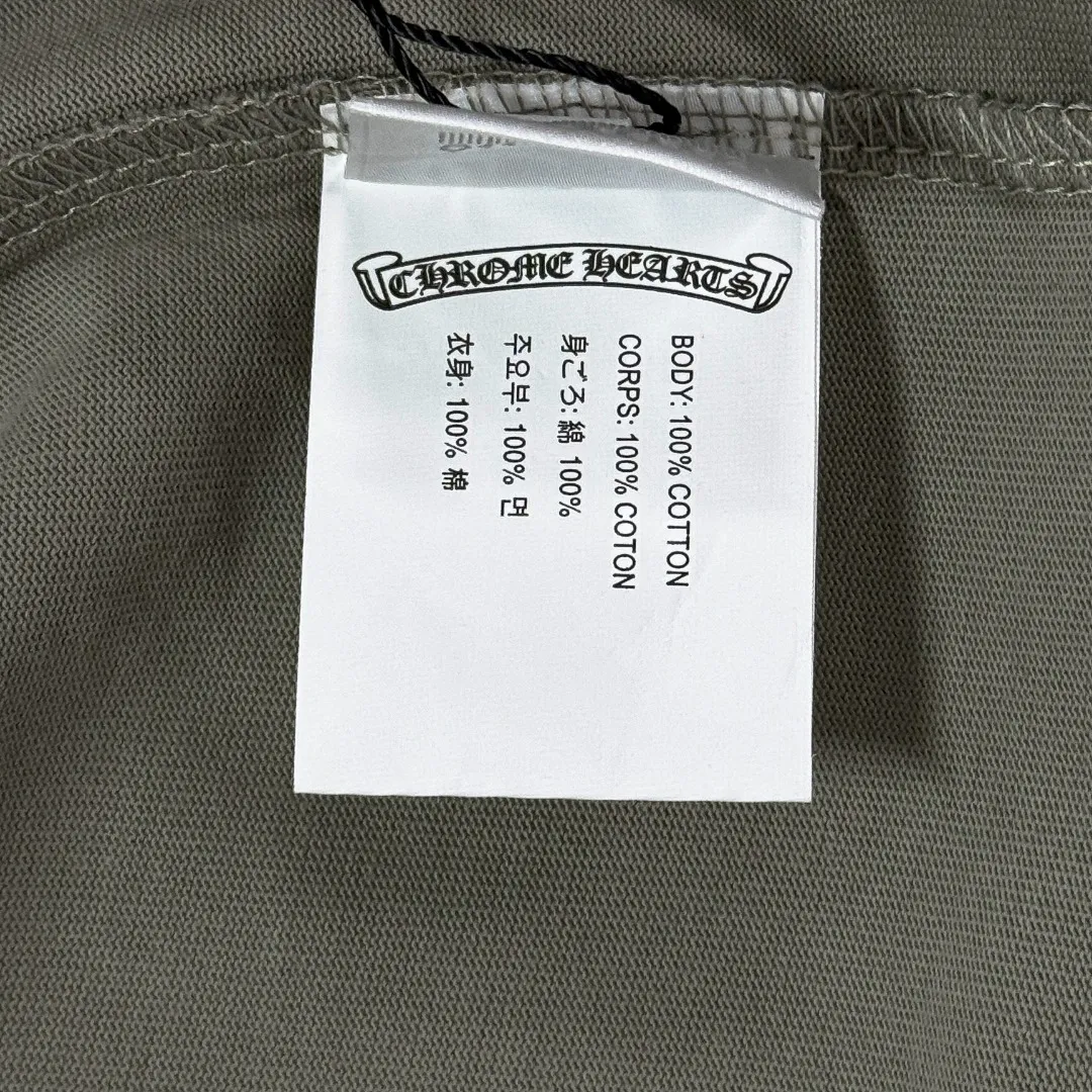 P190 Chrome Hearts 25 high-end versions. The fabric is made of 300 grams of high-density pure cotton. It does not deform or shrink. It has three labels. It is the same style for men and women. Technology: imported hot diamond. Color: white, black, dark green. SIZE: S-XL